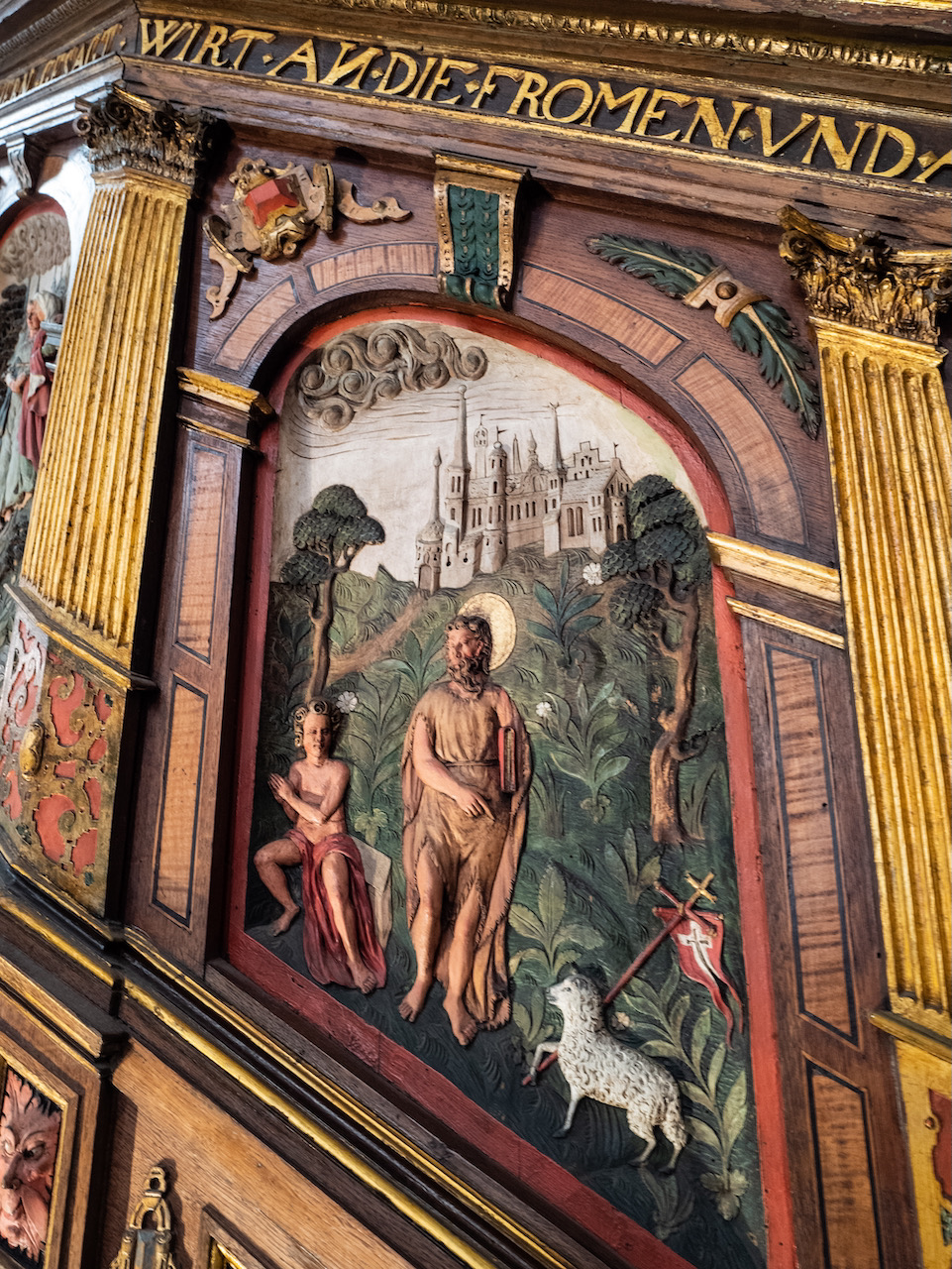 Kanzel (1581), Detail: Johannes der Täufer als Knabe und als erwachsener Mann