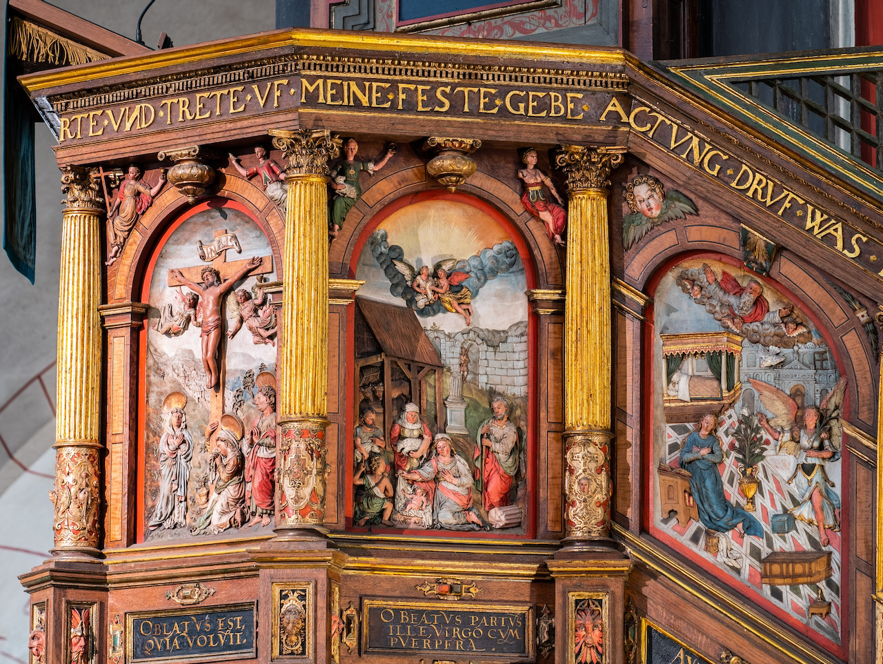Kanzel (1581), Detail: Kreuzigung, Geburt Jesu und Verkündigung (v. l.)