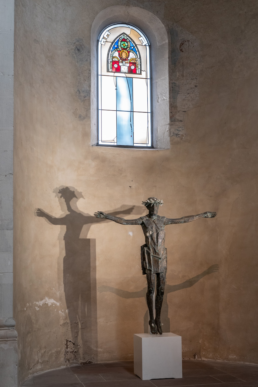 Christus-Skulptur aus Bronze (Jakob Oberhollenzer, 1997) und "Engelfenster", das ein Bruchstück der Cosmas- und Damian-Scheiben mit einem Elementen von Johannes Schreiter kombiniert