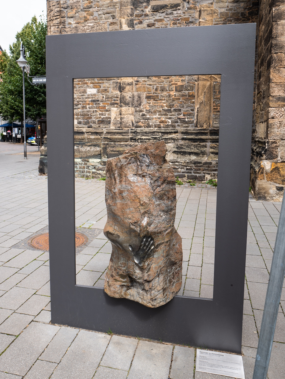 Skulptur „Hommage au Rammelsberg“ aus einem Erzbrocken zur Erinnerung an Erzbergbau des Rammelsbergs (Christoph Wilmsen-Wiegmann, 2000)