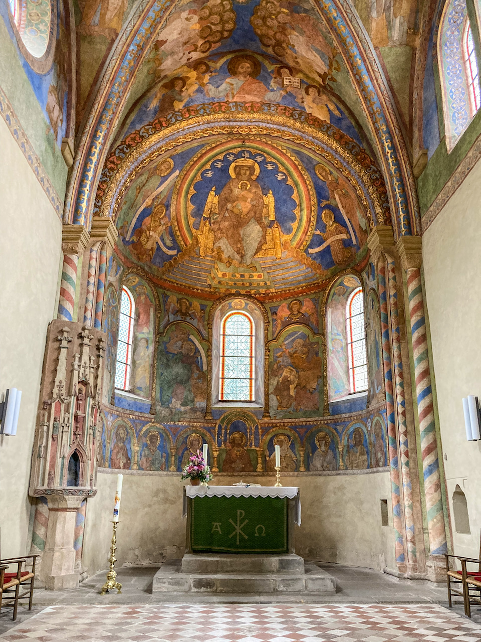 Altarraum mit Wandmalereien (erste Hälfte 13. Jh.), im Zentrum die thronende Mutter Gottes, im Schoß der segnende Christus, umgeben von einer Mandorla in Regenbogenfarben