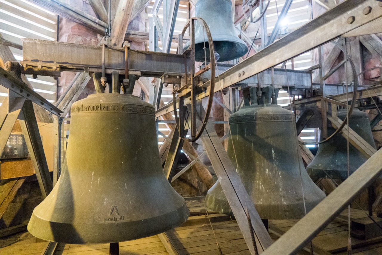 Glocken, im Vordergrund die neuen Glocken von 1968, darüber die Jacobi-Glocke von 1423