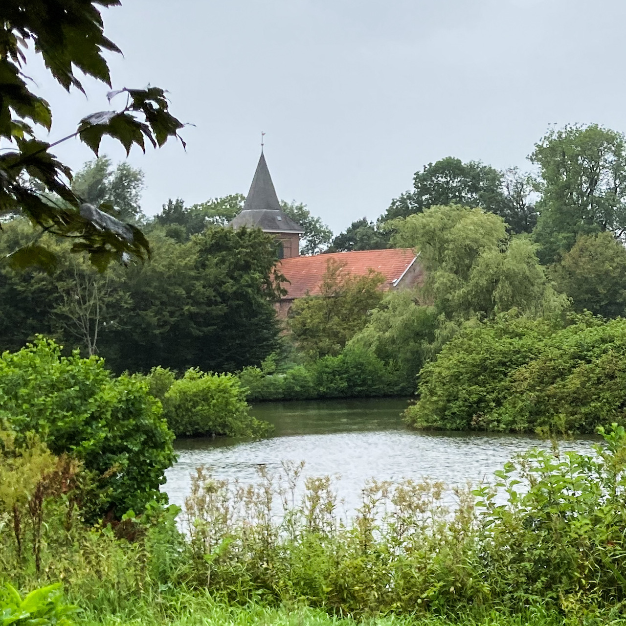 Blick von Südosten über den Dorfteich