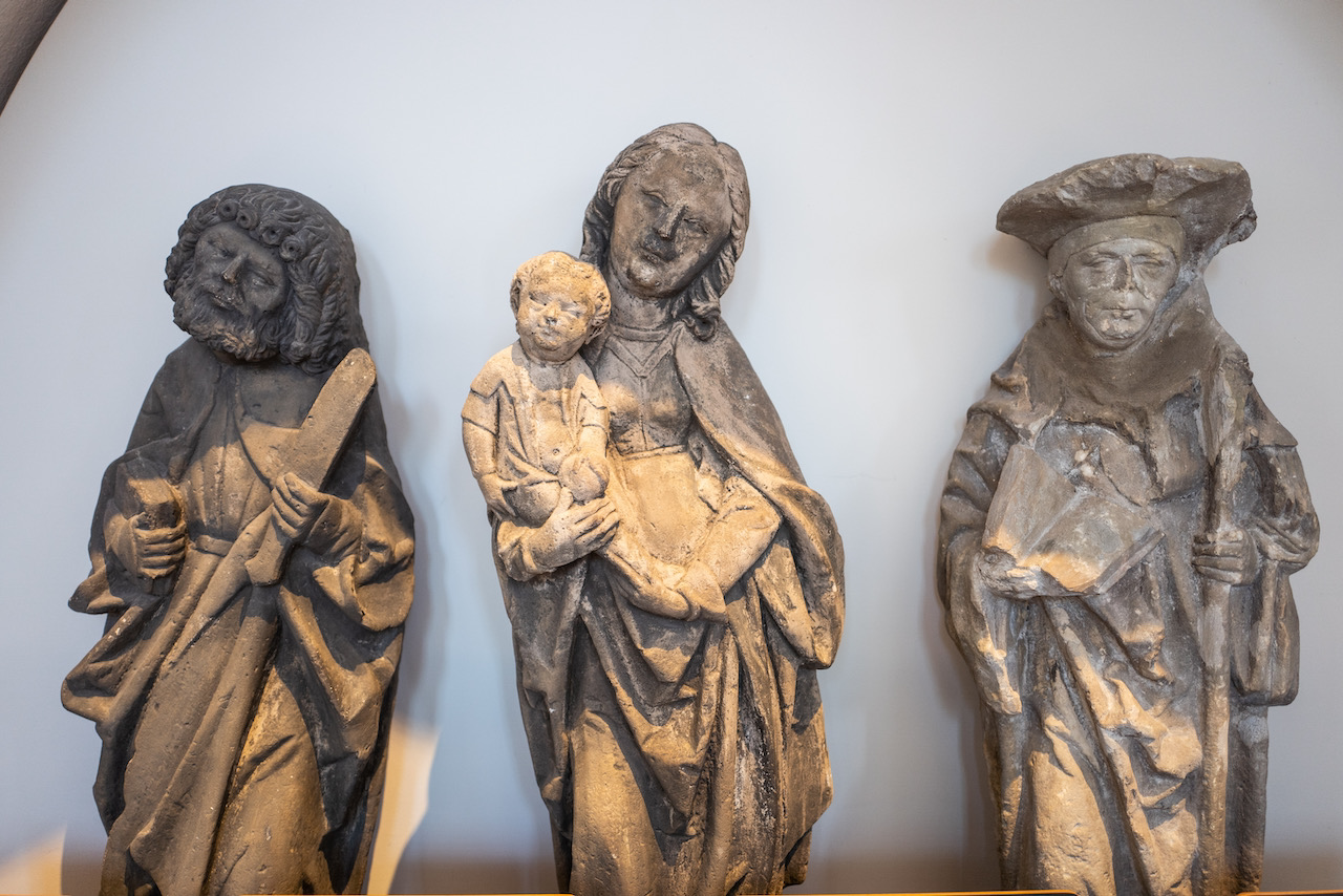 Sandsteinfiguren des hl. Bartholomäus, der Jungfrau Maria mit dem Jesuskind und des hl. Benedikt (von links)