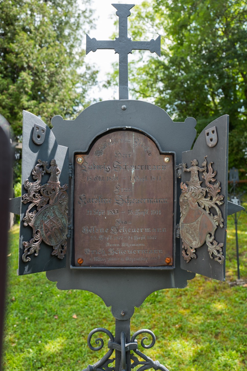 Schmiedeeisernes Grabkreuz (Anfang 20. Jh.)
