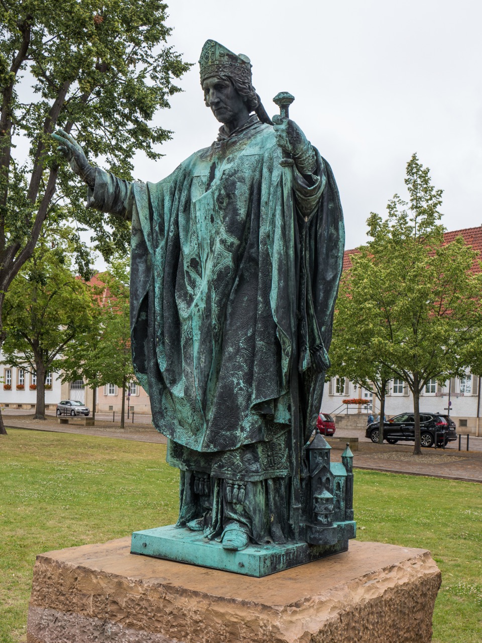 Statue des hl. Bernward nördlich des Doms (Ferdinand Hartzer, 1893)
