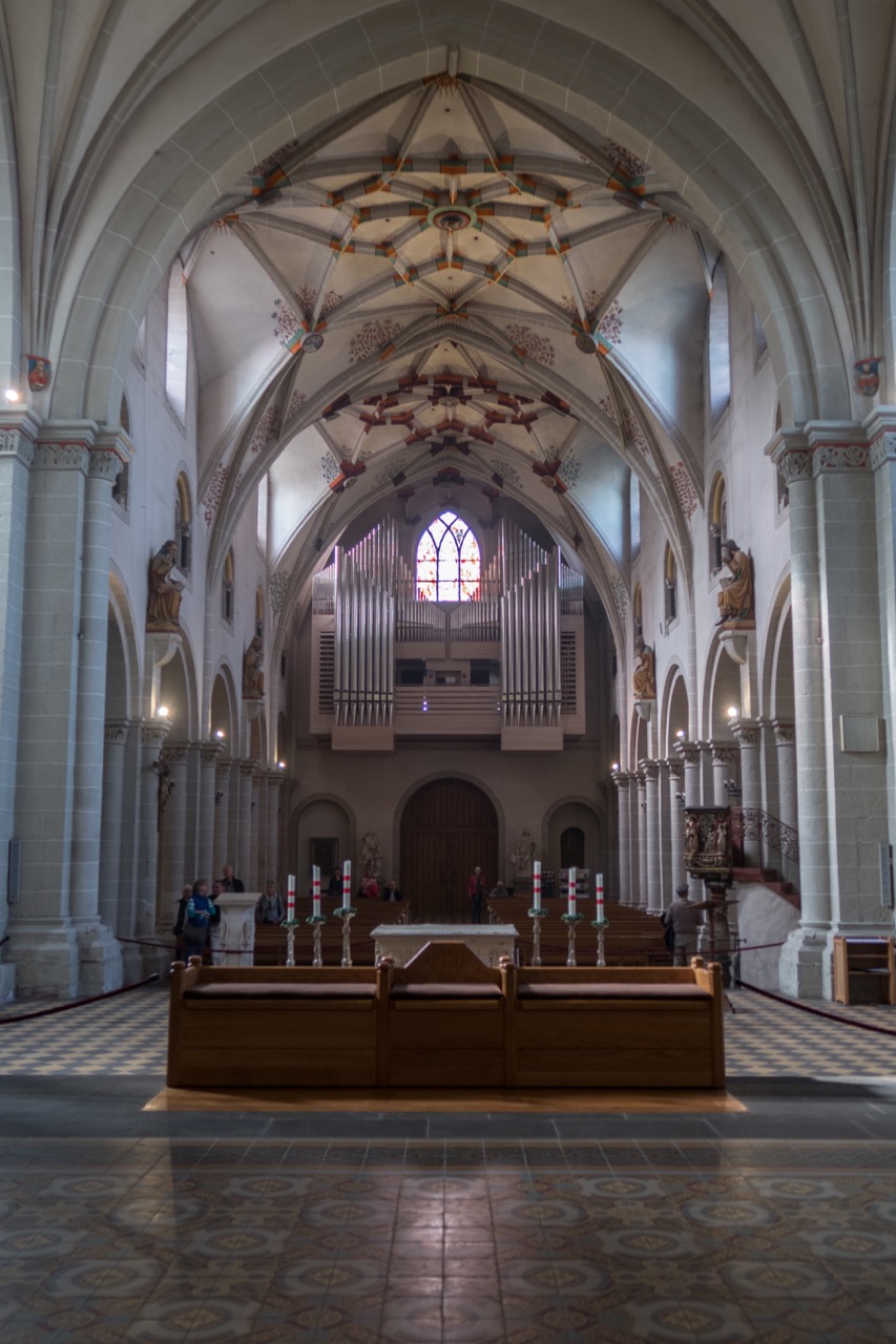 Blick über den Opferaltar auf die Orgelempore