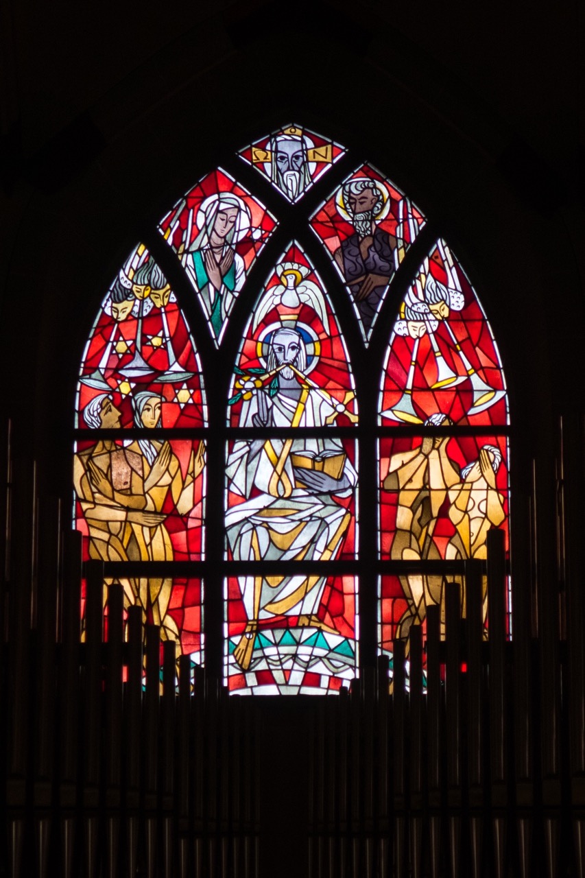 Fenster über der Orgel: Christus als Richter, von Alois Stettner, 1954-1959