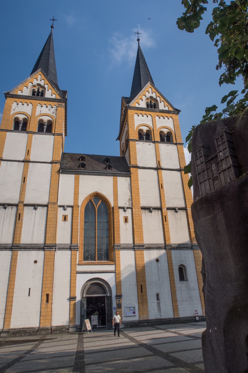 Westfront mit Modell der Kirche auf dem Cusanus-Denkmal