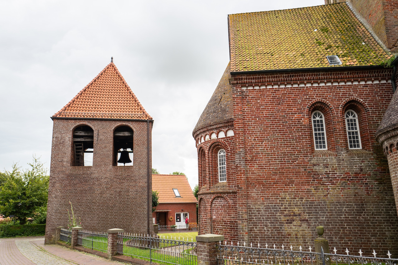 Außenansicht des Chors und des Glockenturms von Norden
