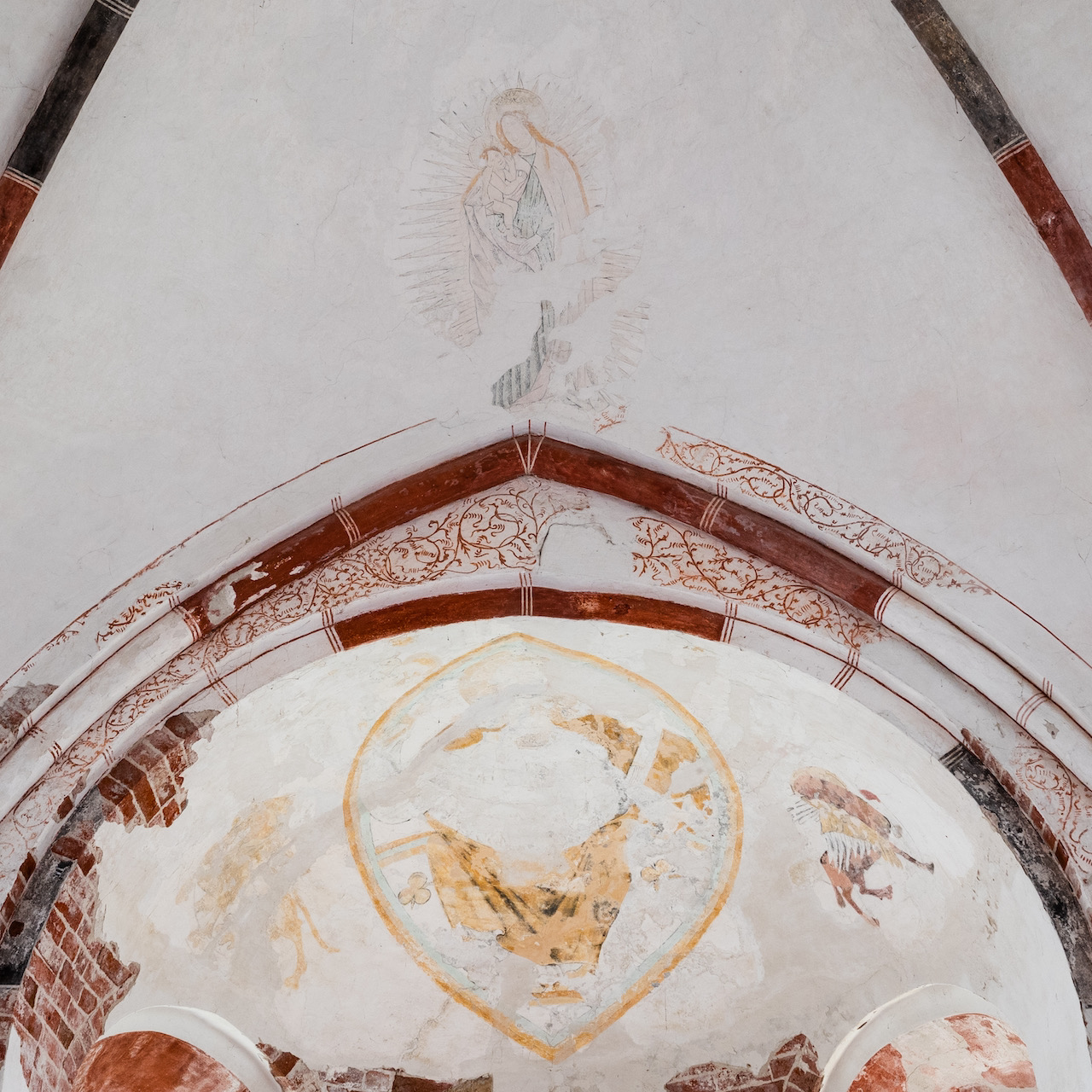 Deckenmalerei im Chor (Christus in der Mandorla in der Apsis frühes 14. Jh., Maria im Strahlenkranz über dem Apsisbogen spätes 15. Jh.)
