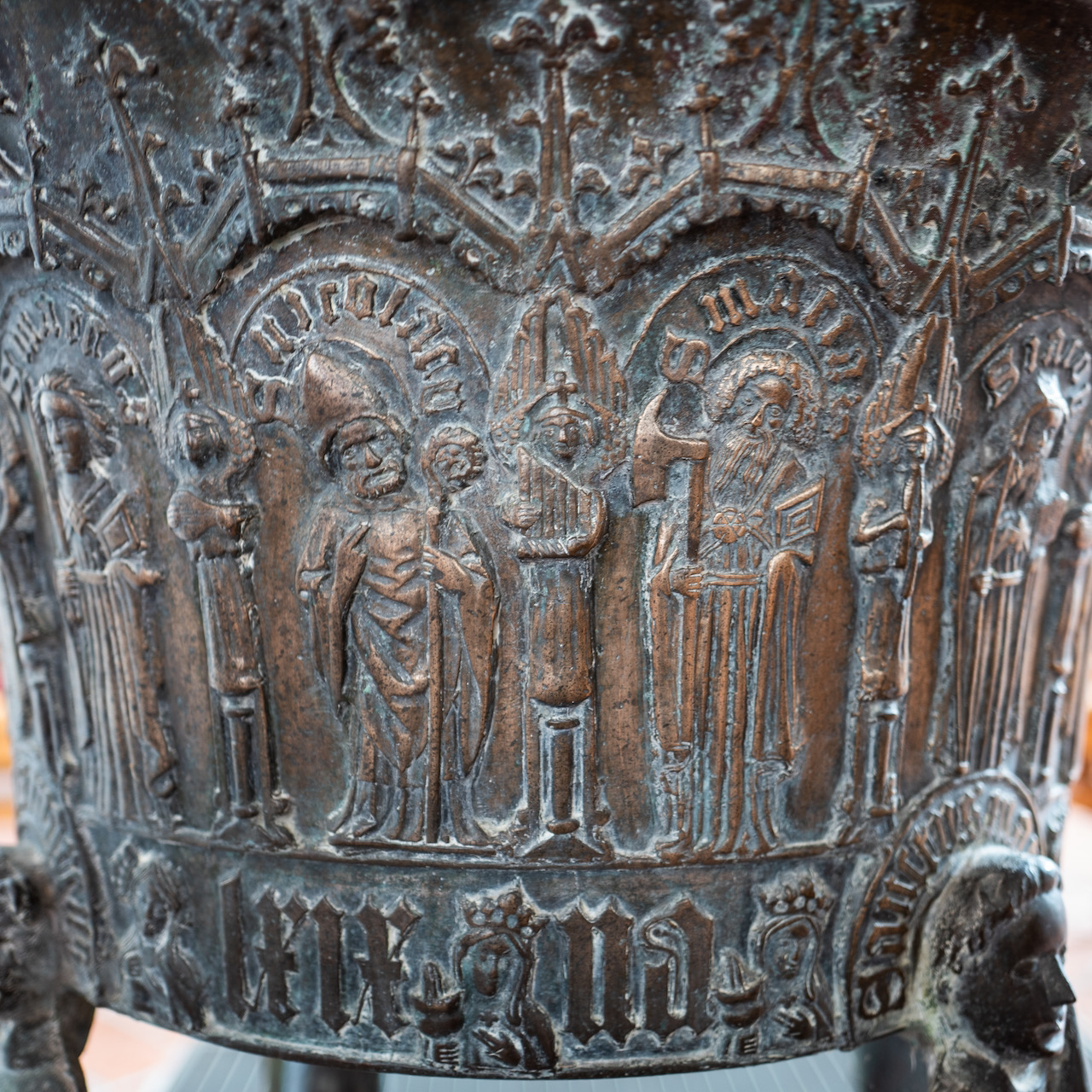 Taufbecken (Hinrich Klinghe, 1469), Detail mit Heiligendarstellungen, musizierenden Engeln und drei „klugen Jungfrauen“