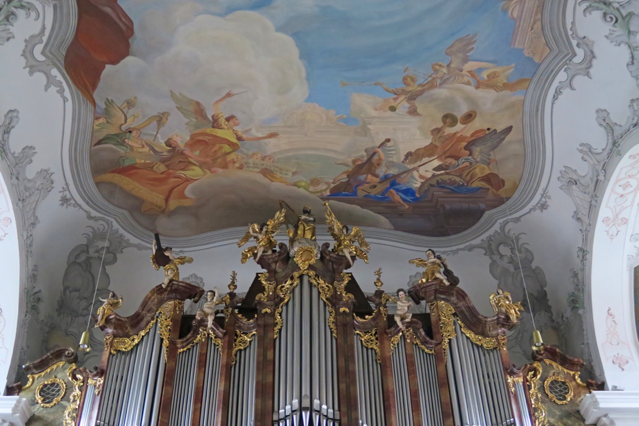 Musikantenfiguren auf Orgel und Deckengemälde
