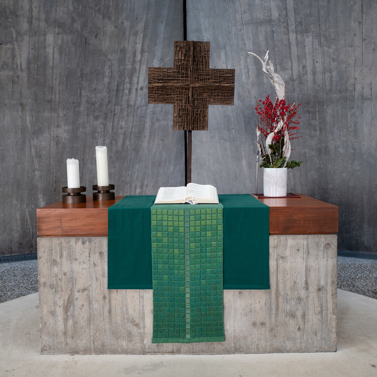 Altar (Altarkreuz Sigrid von Liebenstein)