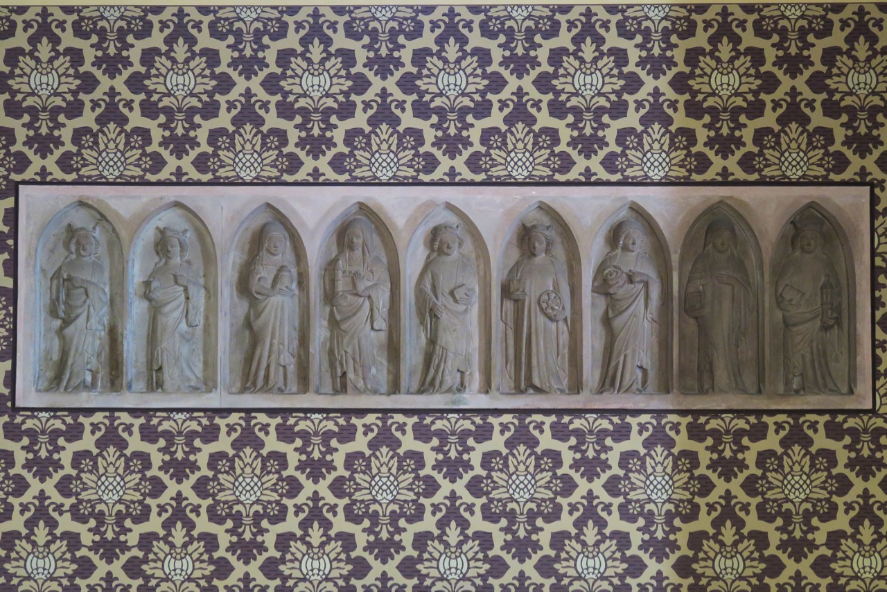 Sandsteinplatte mit neun weiblichen Heiligen