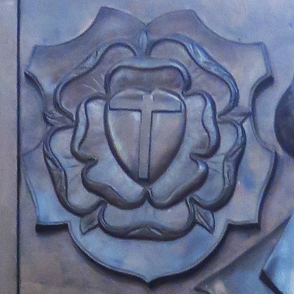 Bronzeepitaph für Martin Luther, Detail (Lutherrose)