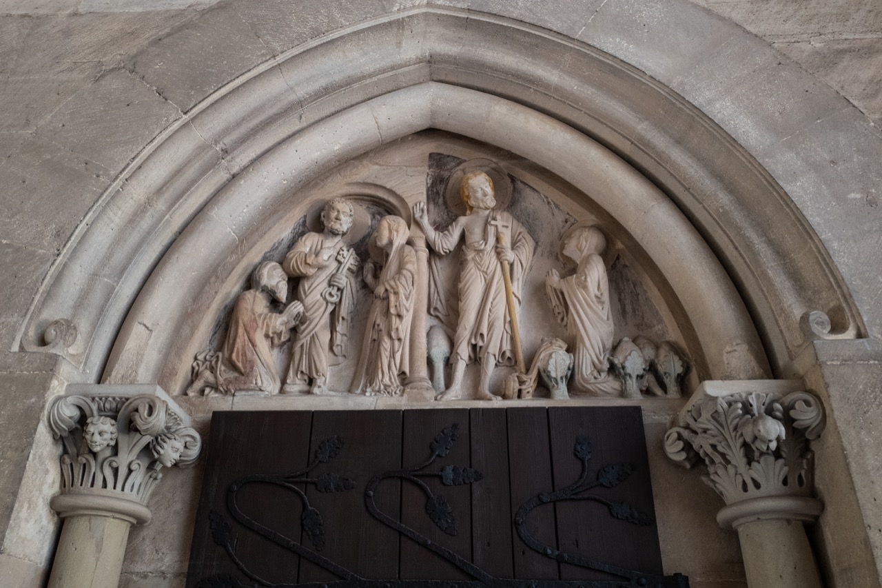 Tympanonrelief über der Tür zur Magdalenenkapelle