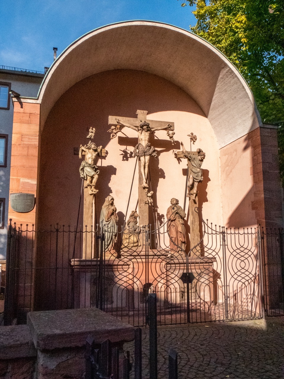 Kreuzigungsgruppe im ehemaligen Friedhof (Hans Backoffen, 1519; Kopie)