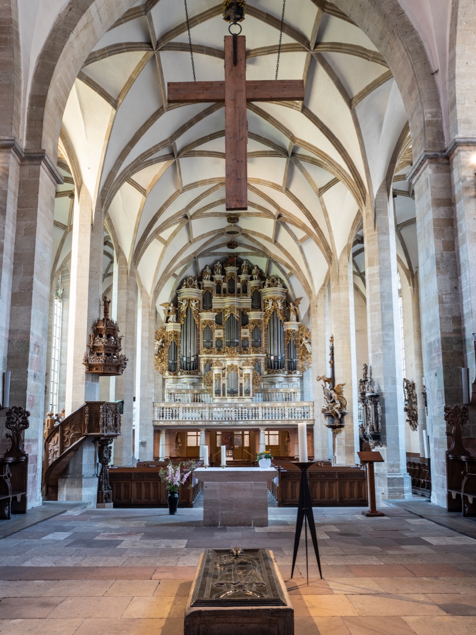Innenansicht zur Orgelempore, im Vordergrund das Grab Rudolfs von Schwaben