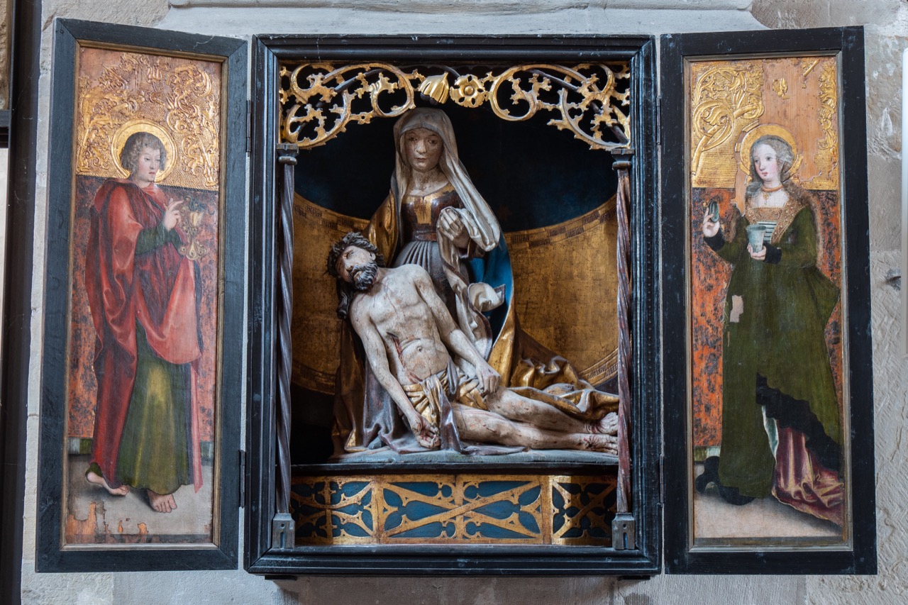 Altarretabel mit Pietà am nördlichen Vierungspfeiler (ca. 1510–1520), an den Seiten Johannes der Evangelist und Maria Magdalena