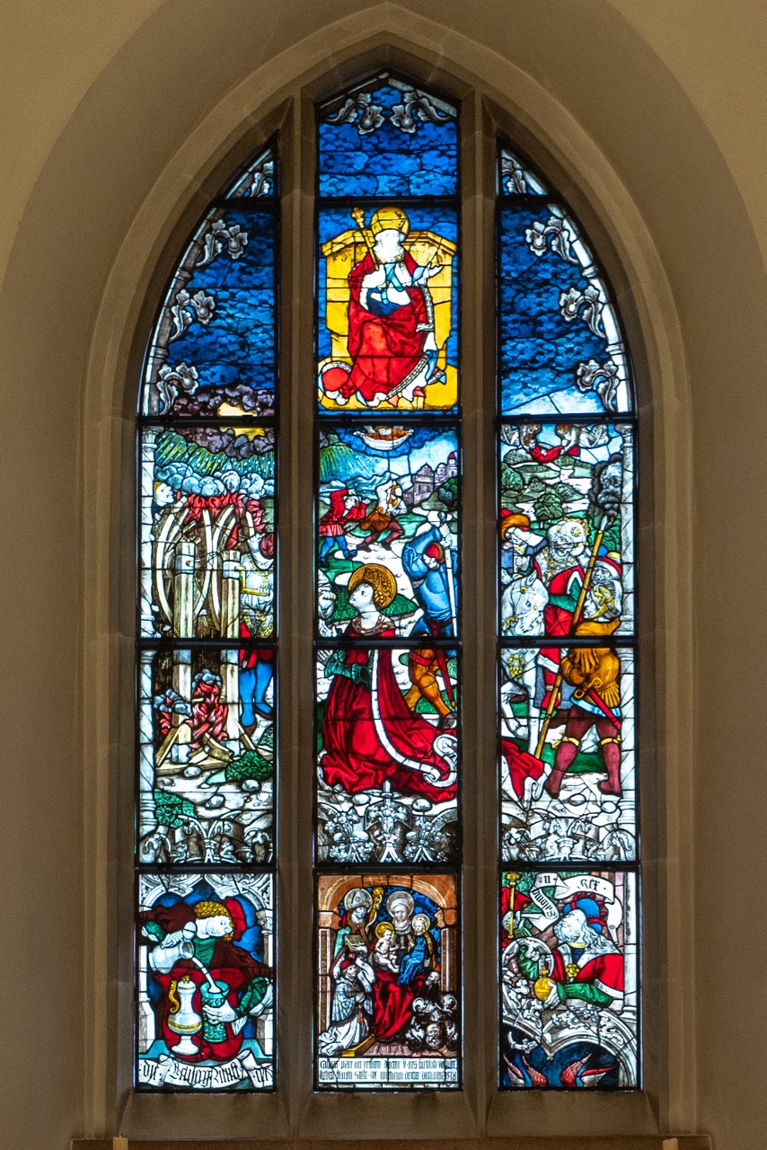Sakramentskapelle, Buntglasfenster mit Fragmenten aus fünf verschiedenen Glasgemälden (um 1500)