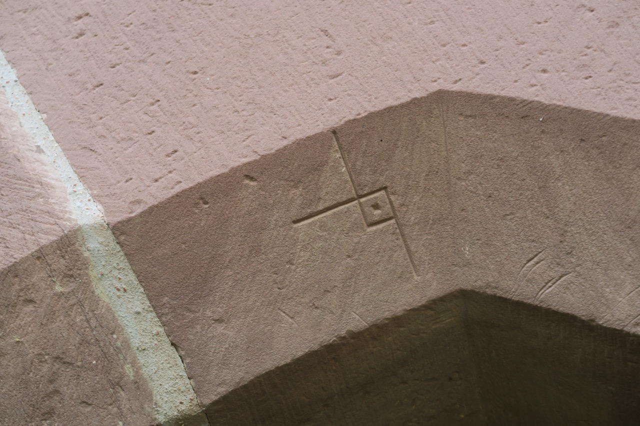 Steinmetzzeichen im Portal (16. Jh.)