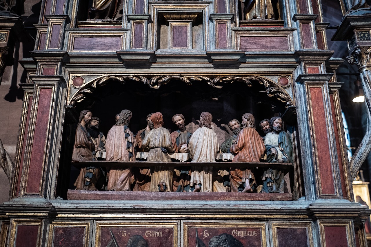 Johannesaltar im Chor (um 1520), in den 12 Tonfiguren kommt Judas zwei Mal vor, einmal Jesus zugewandt (mit roten Haaren) und einmal rechts außen abgewandt von der Gruppe der Jünger