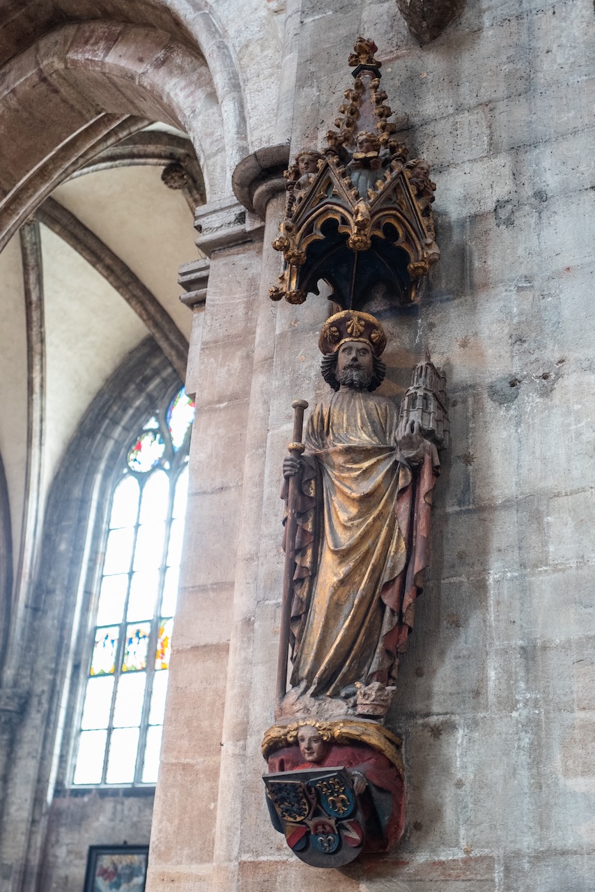 Sebald, der Stadtheilige Nürnbergs mit Kirchenmodell im Arm, als Jakobspilger dargestellt mit Muschel am Hut und Stab in der Hand