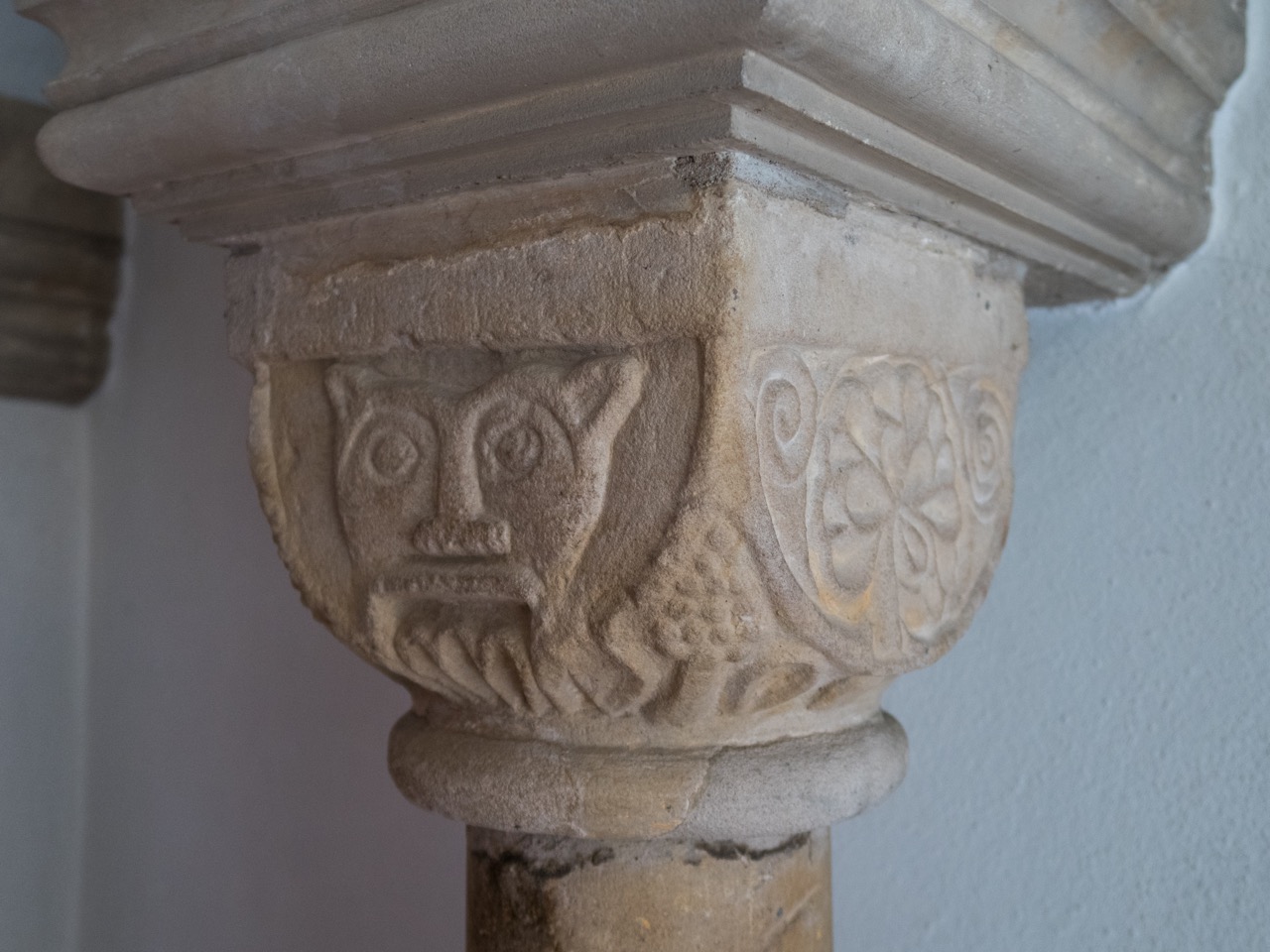 Kapitell unter der Orgel