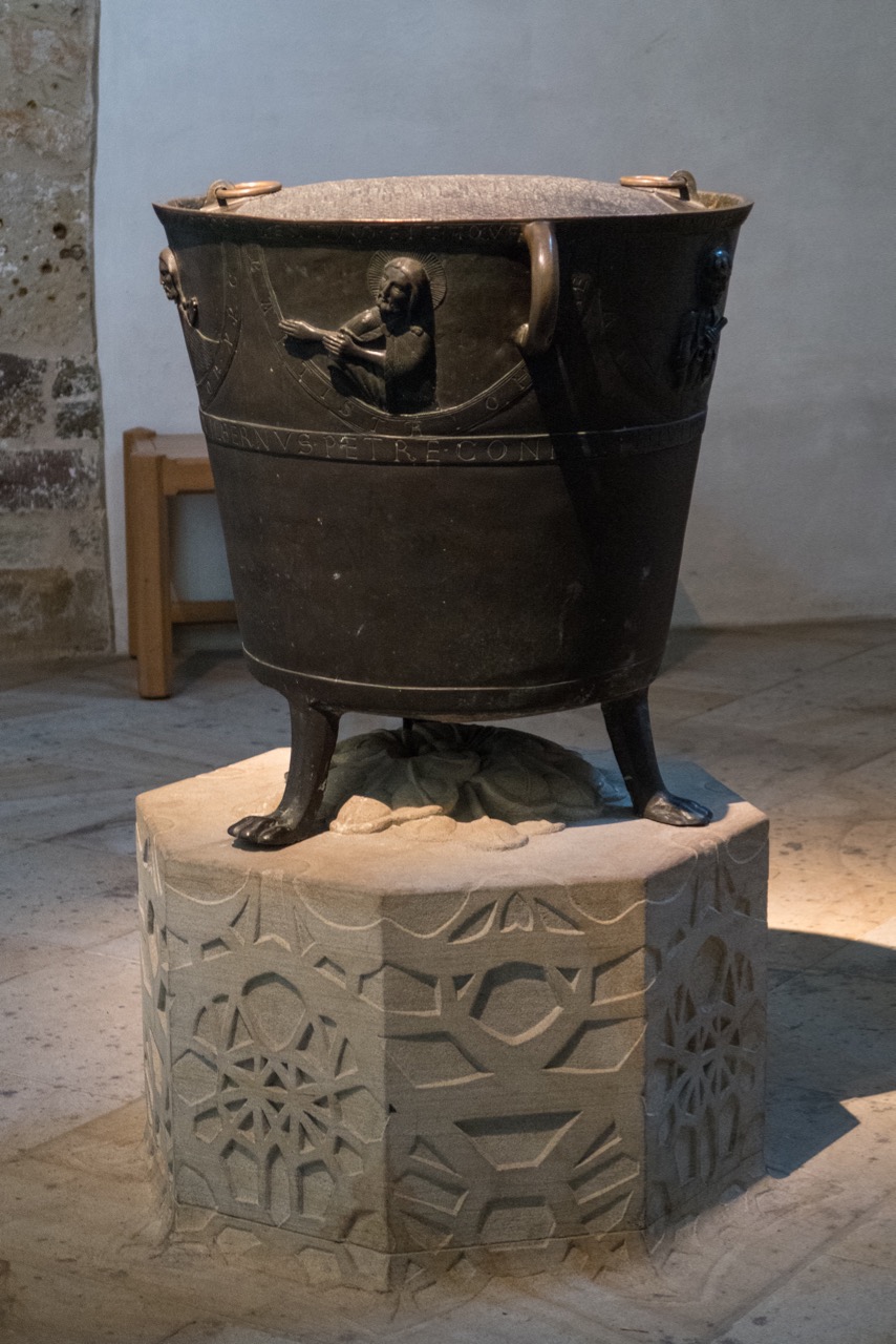 Romanisches Taufbecken, 13. Jh.