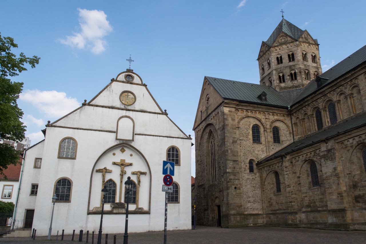 Ansicht von Westen in unmittelbarer Nachbarschaft zum Dom