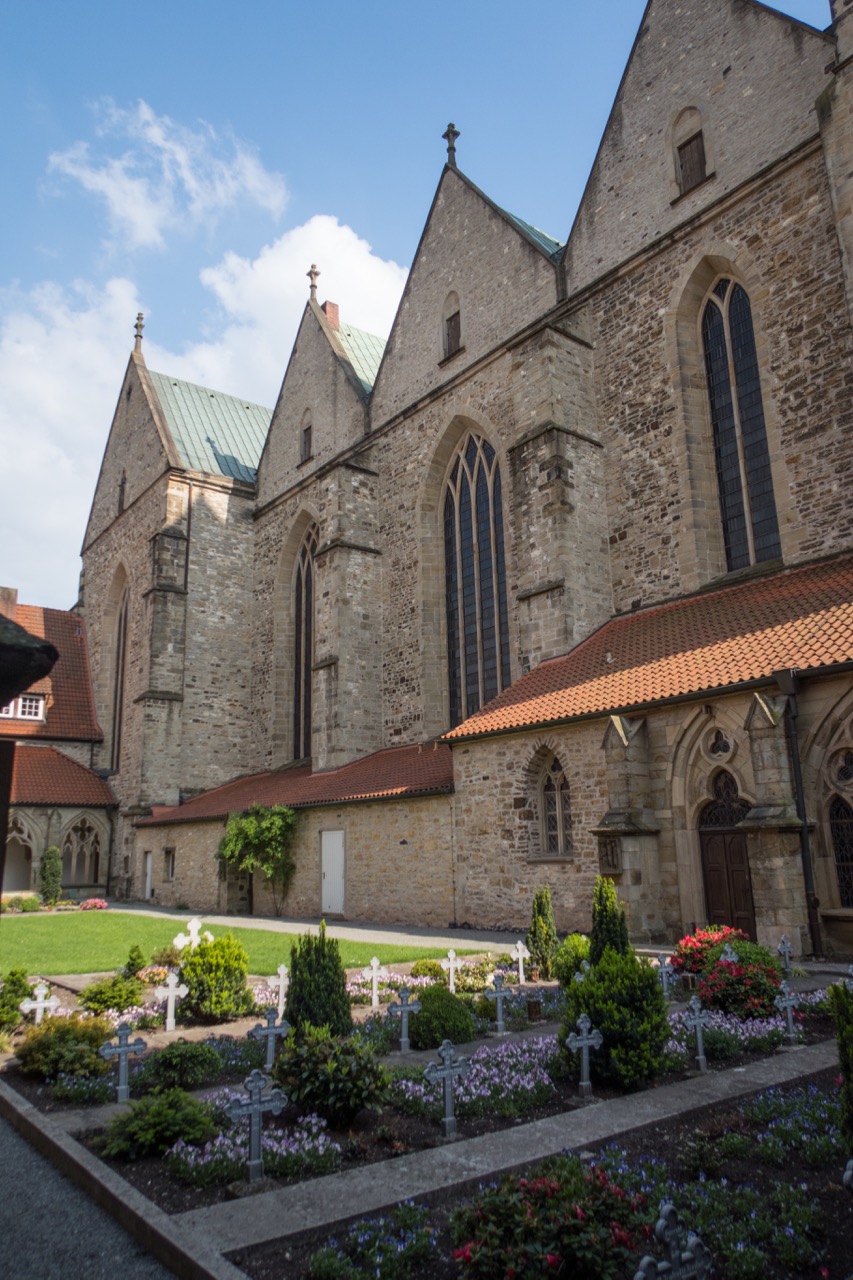 Blick vom Kreuzgang auf das Kirchenschiff