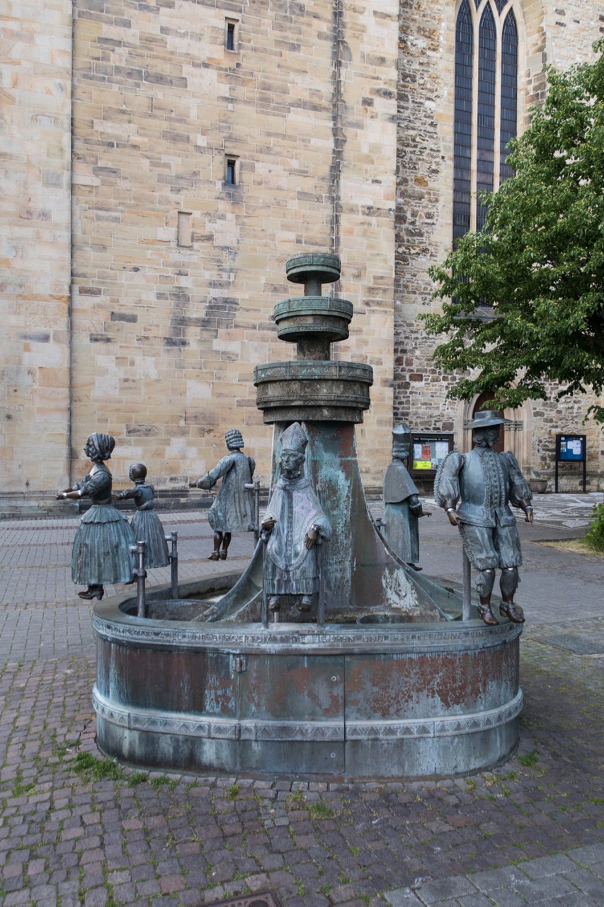 Ständebrunnen vor dem Südturm