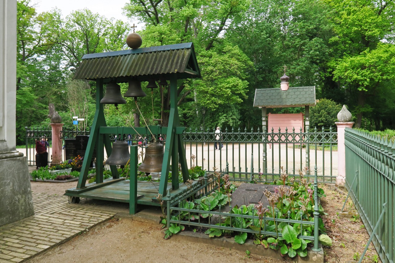 Glockenstuhl und Kirchhof