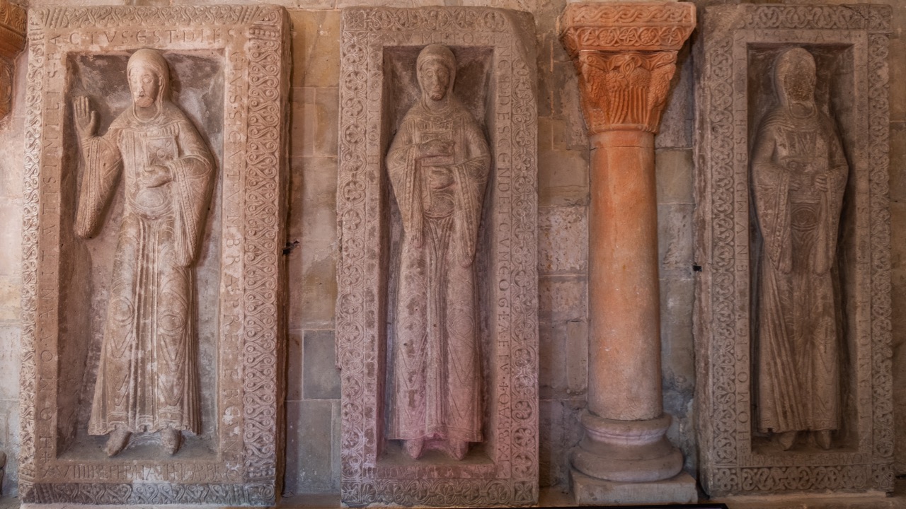 Grabplatten in der Krypta (von links die Äbtissinnen Adelheid I., Beatrix I. und Adelheid II.)