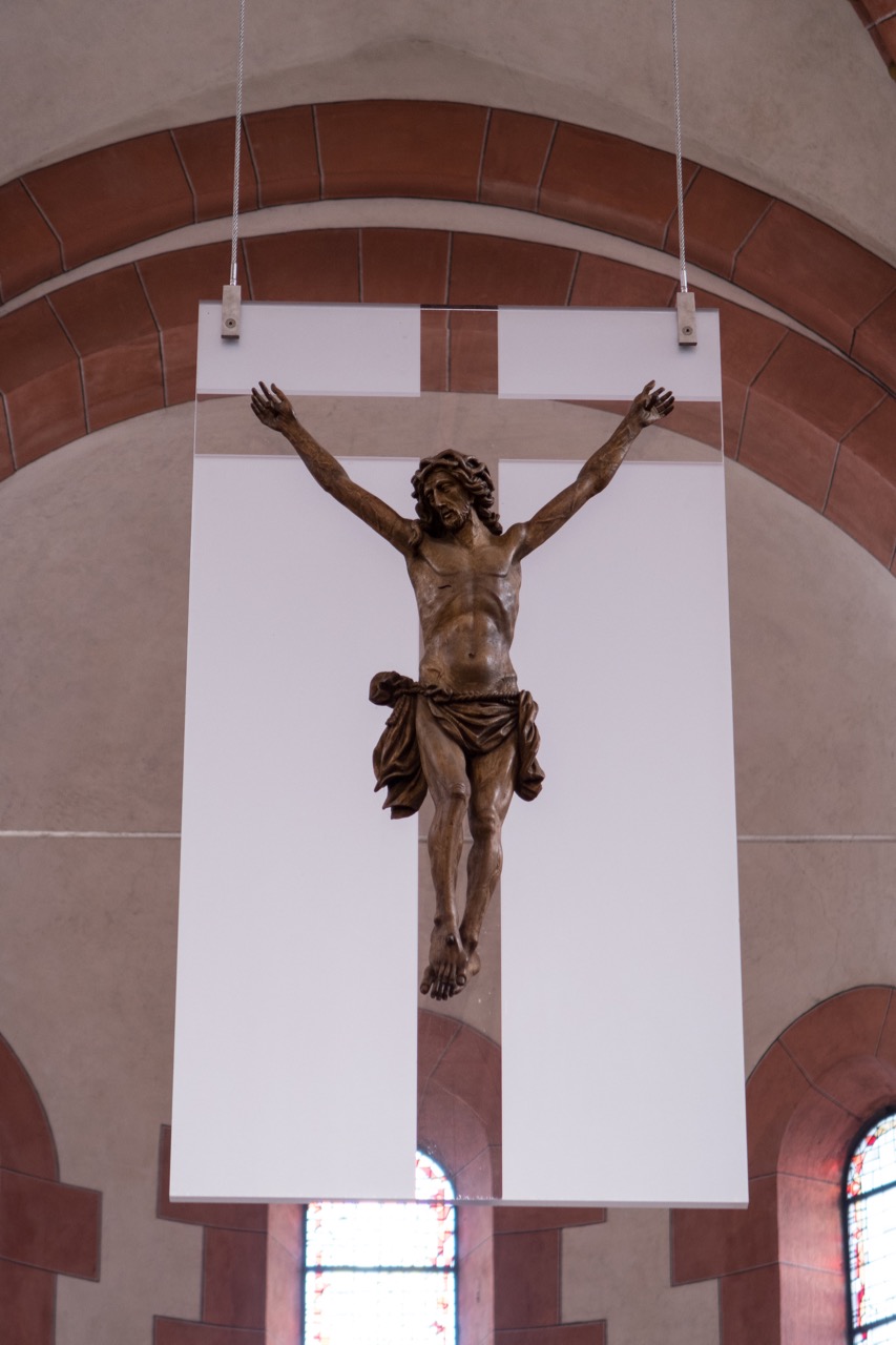 Kruzifix über dem Altar