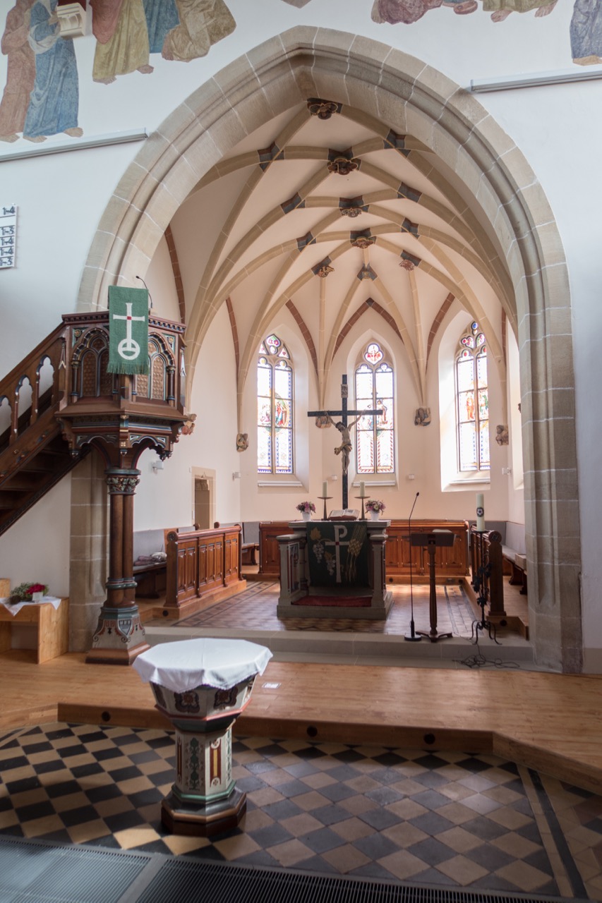 Chor mit Kanzel, Taufstein und Altar