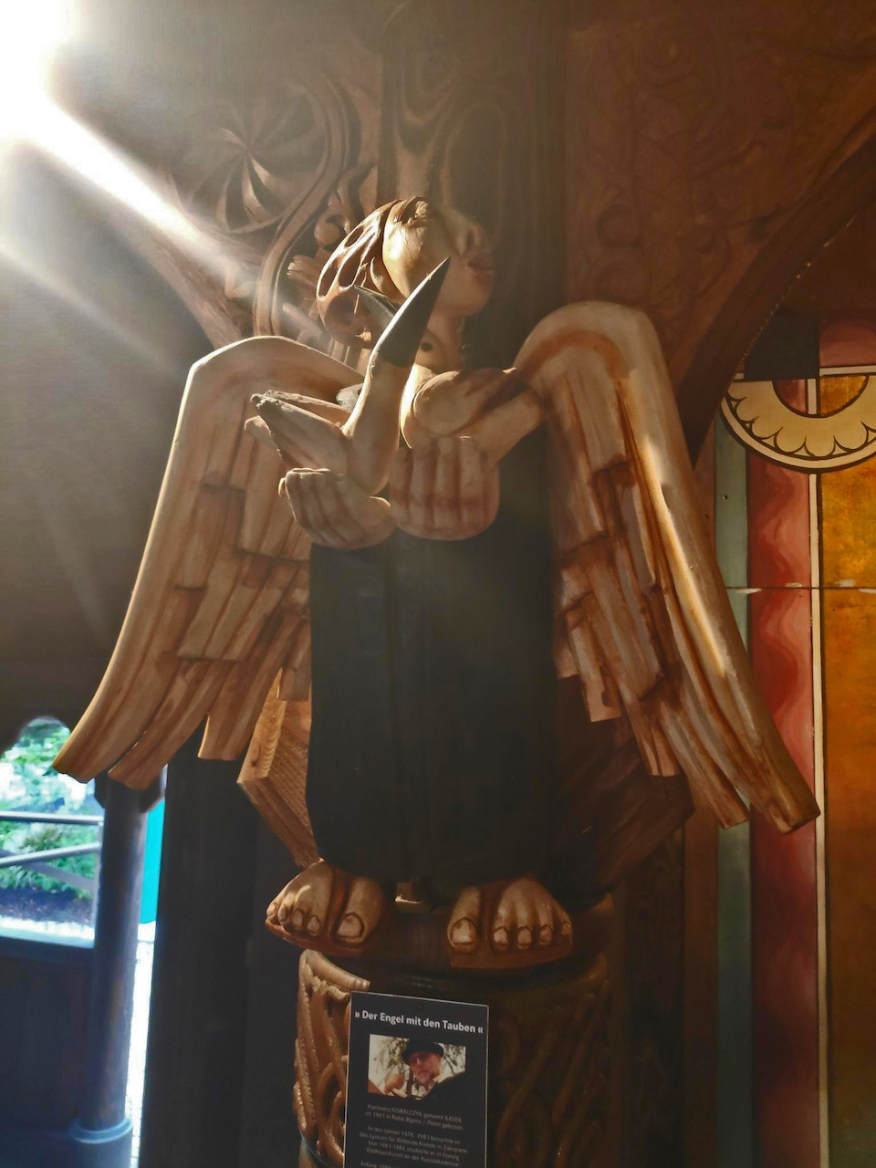 Skulptur "Der Engel mit den Tauben"