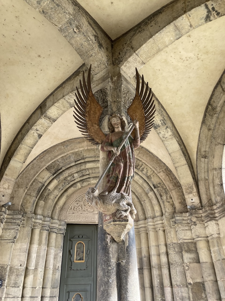 Figur des Erzengels Michael in der Turmvorhalle