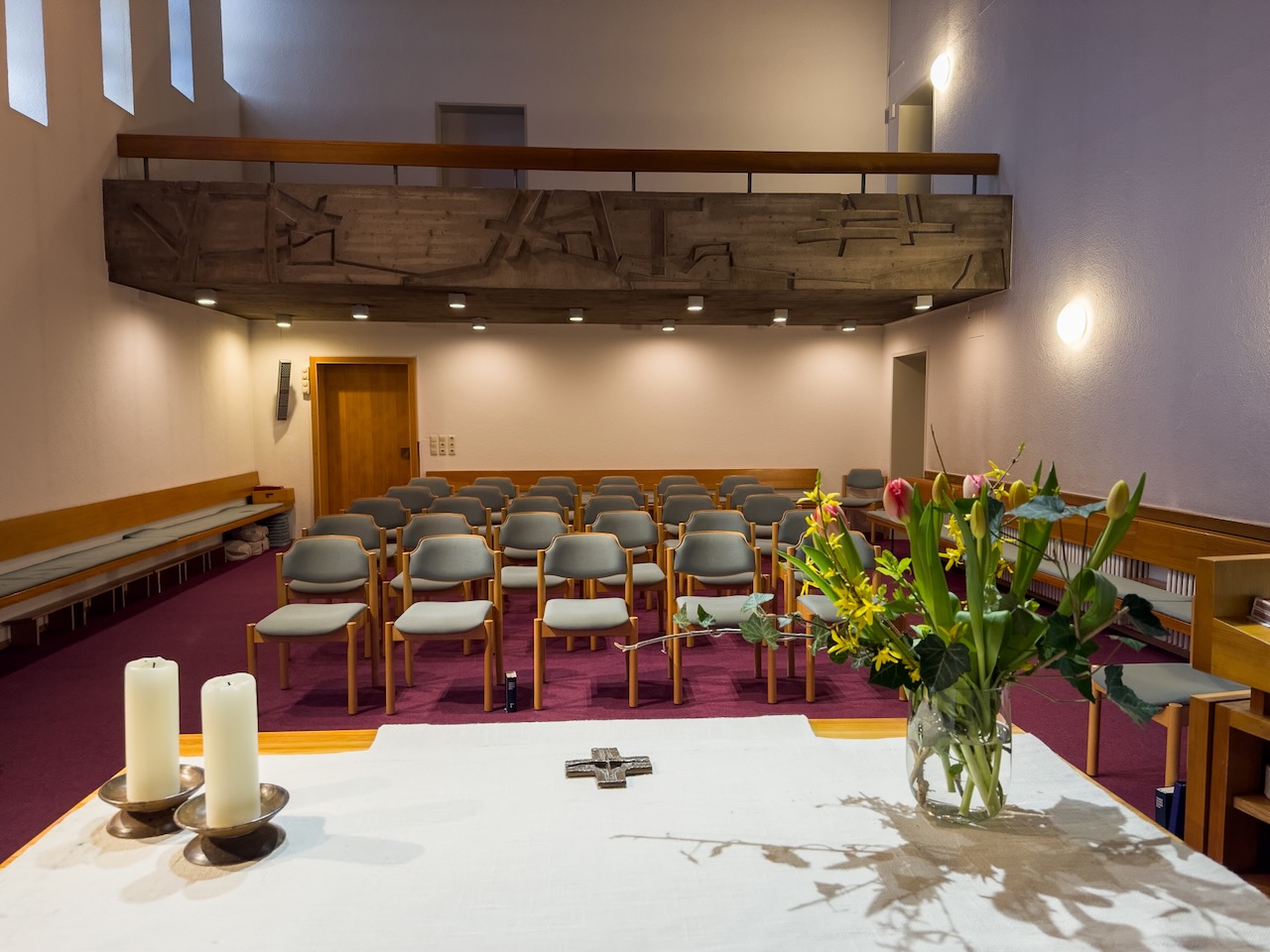 Gästehauskapelle: Innenansicht zur Empore
