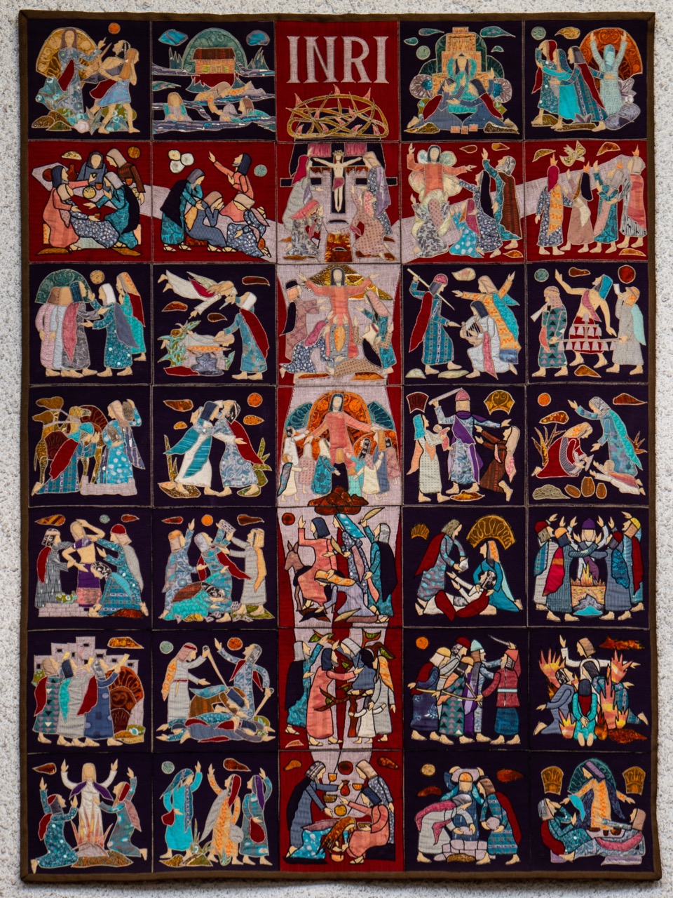 Wandbehang im Altarraum mit 35 Einzelbildern aus dem alten und neuen Testament (Sieglinde Wilk, 1973)