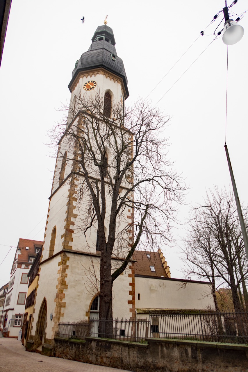 Turm der ehemaligen St.-Georgskirche, heute als Glockenturm der Dreifaltigkeitskirche genutzt