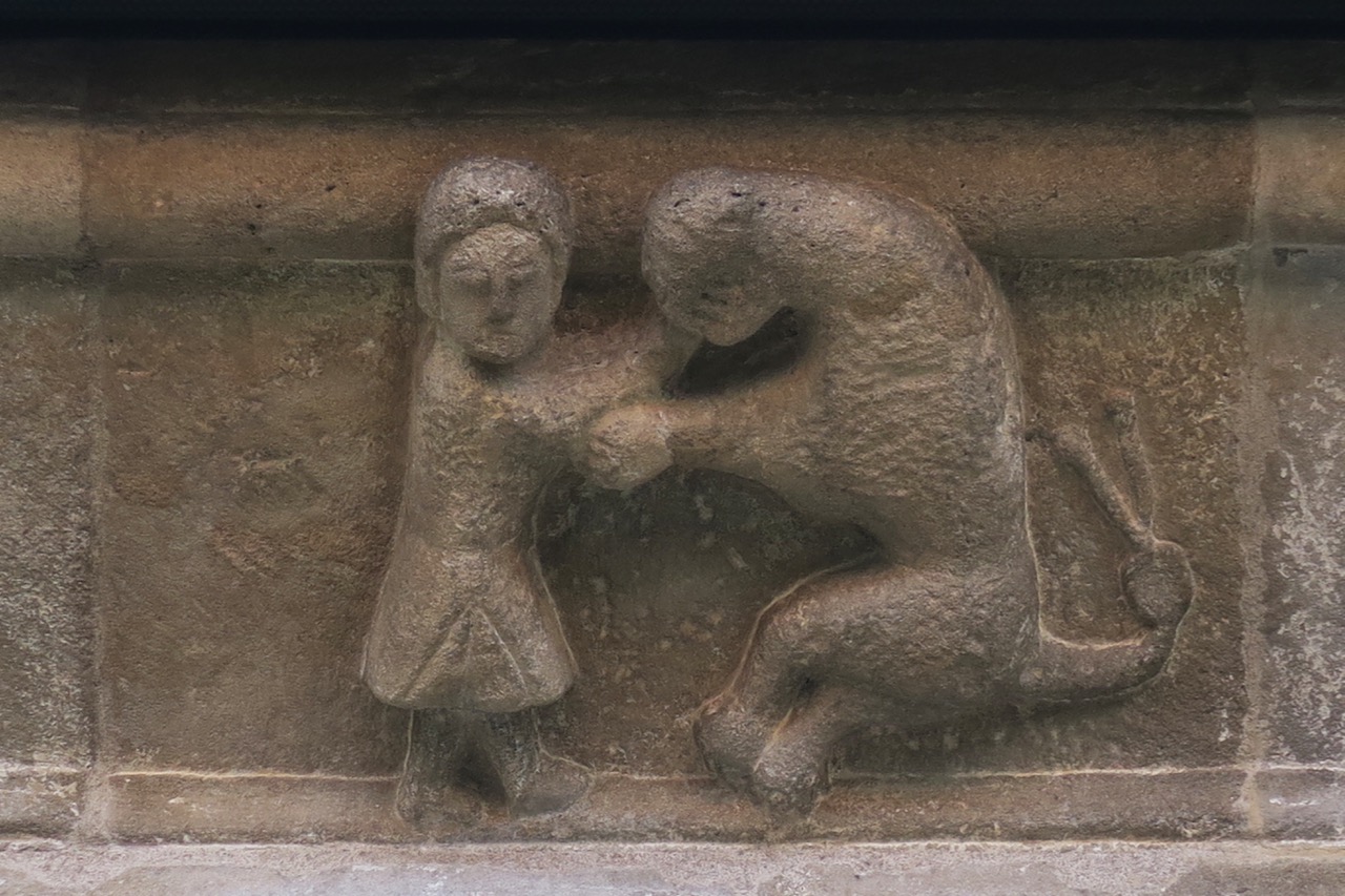 Romanisches Traufrelief (David mit Löwe)