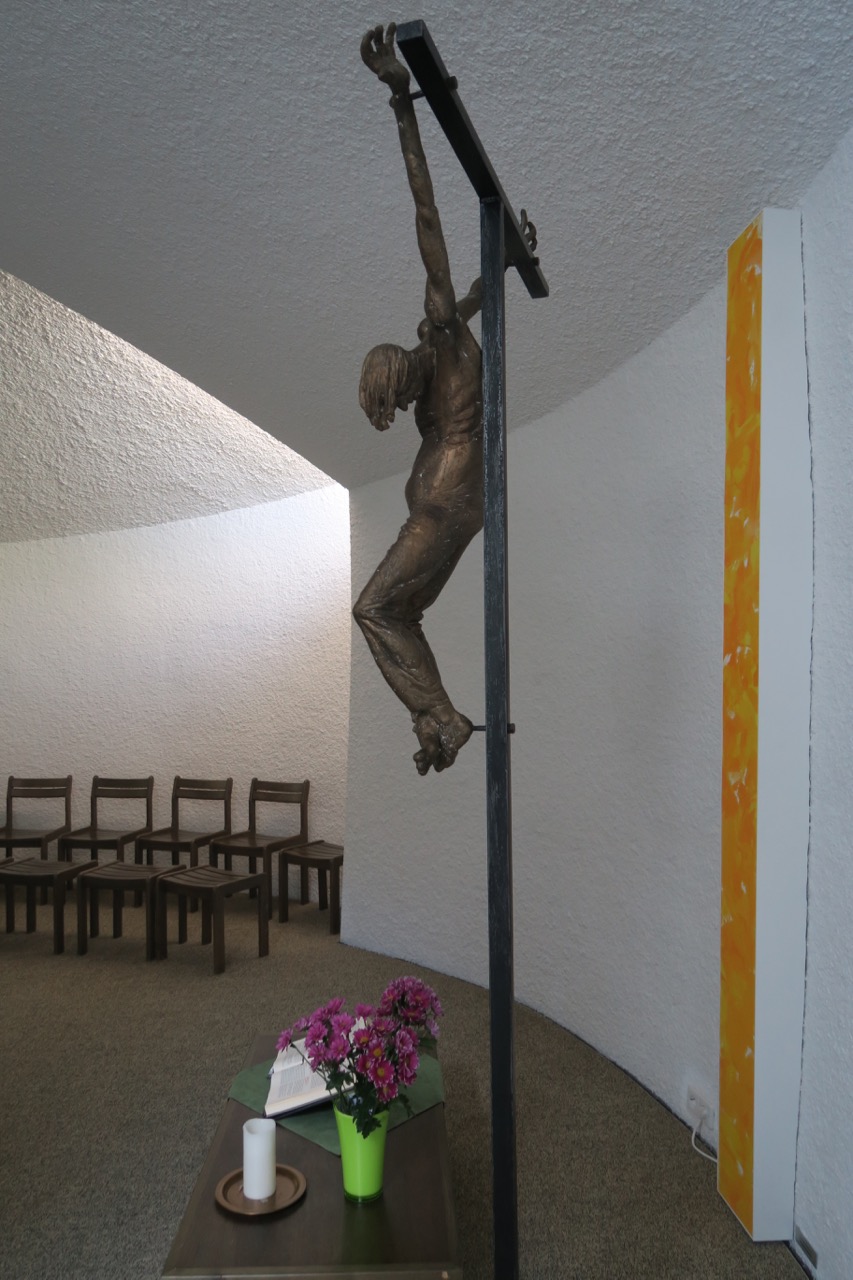 Bronzenes Kruzifix „Jeansmann“ (Karl Henning Seemann, 1979)