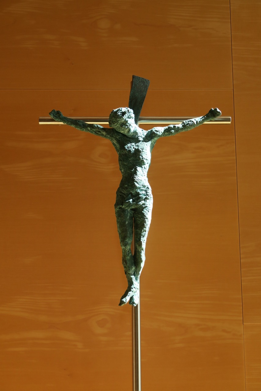 Vortragekreuz mit bronzenem Christus-Korpus (Joachim Sauter, 2000)