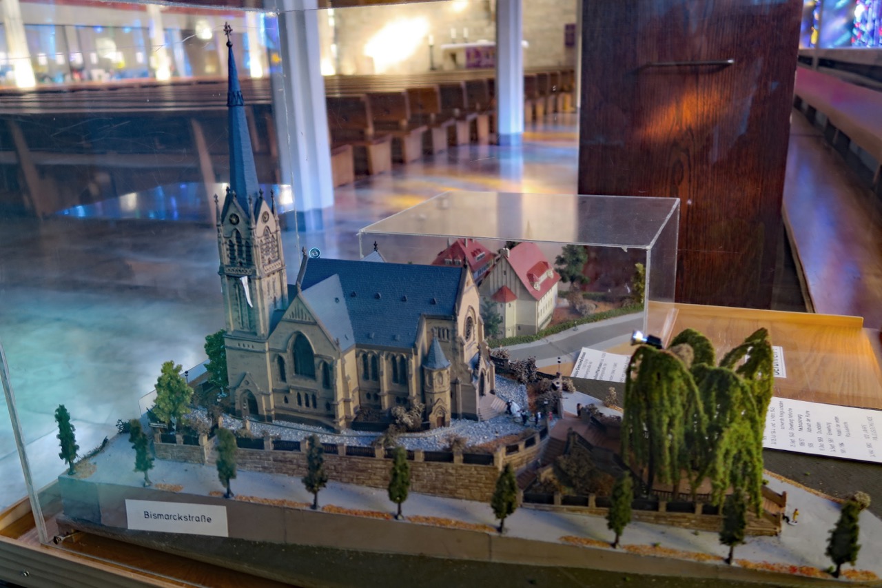 Modell der Vorgängerkirche