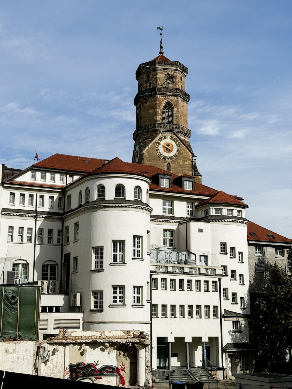 Turm von Westen (über eine temporäre Baulücke)