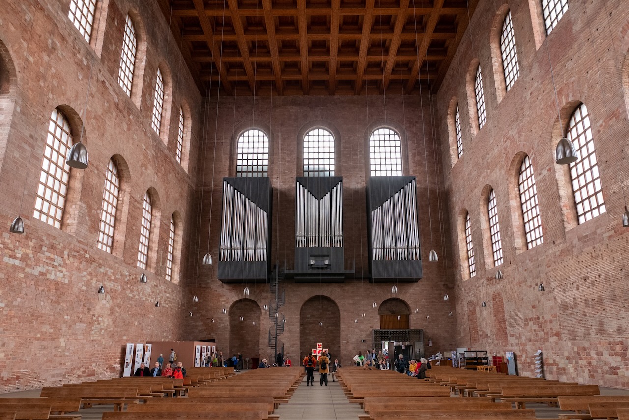 Innenansicht zur Südseite mit Eule-Orgel von 2014