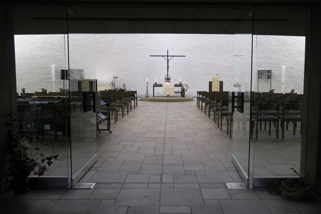 Blick aus dem Eingang in den Kirchenraum