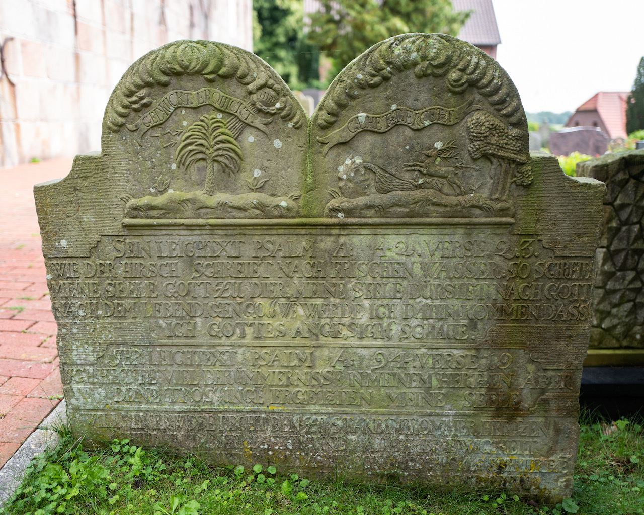 Grabstein mit der Inschrift: Gedrückt. Erquickt - Gehetzt. Ergetzt